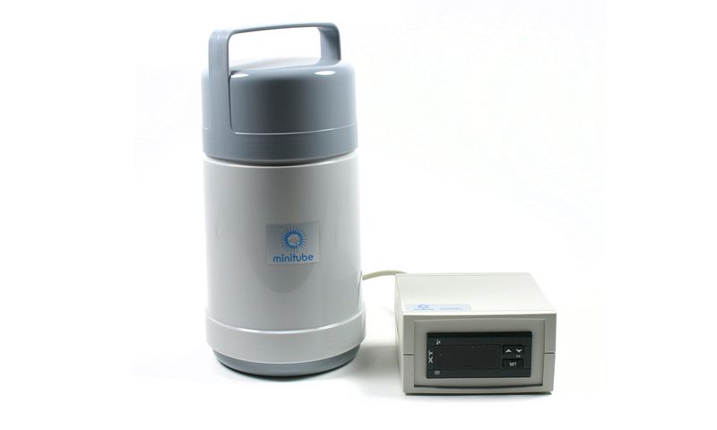 Portable incubator, temperature selectable