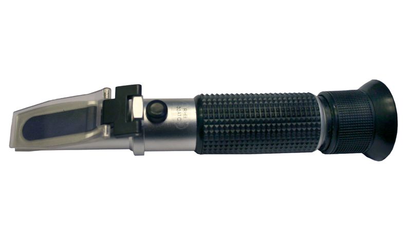 Refractometer for controlling boar semen extender