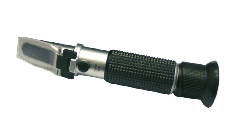 Refractometer for measurement of IgG levels in col